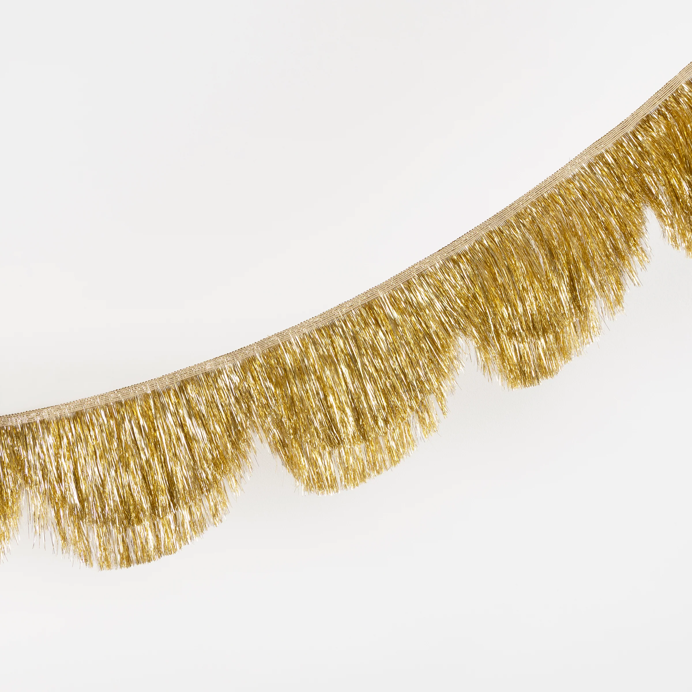 Gold Tinsel Scallop Garland - Image 3
