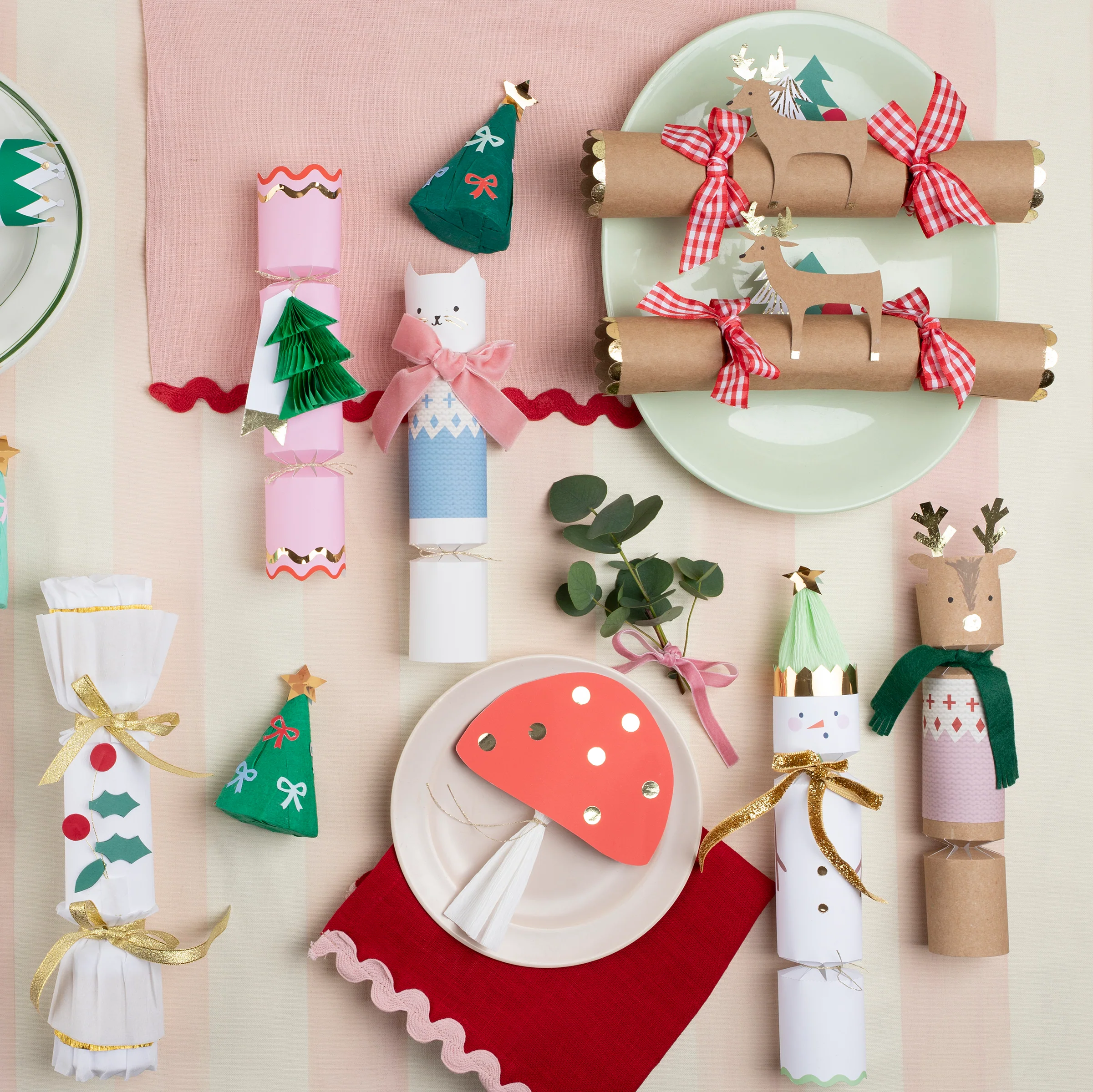 Holly Berry & Gold Crackers (x 6) - Image 3