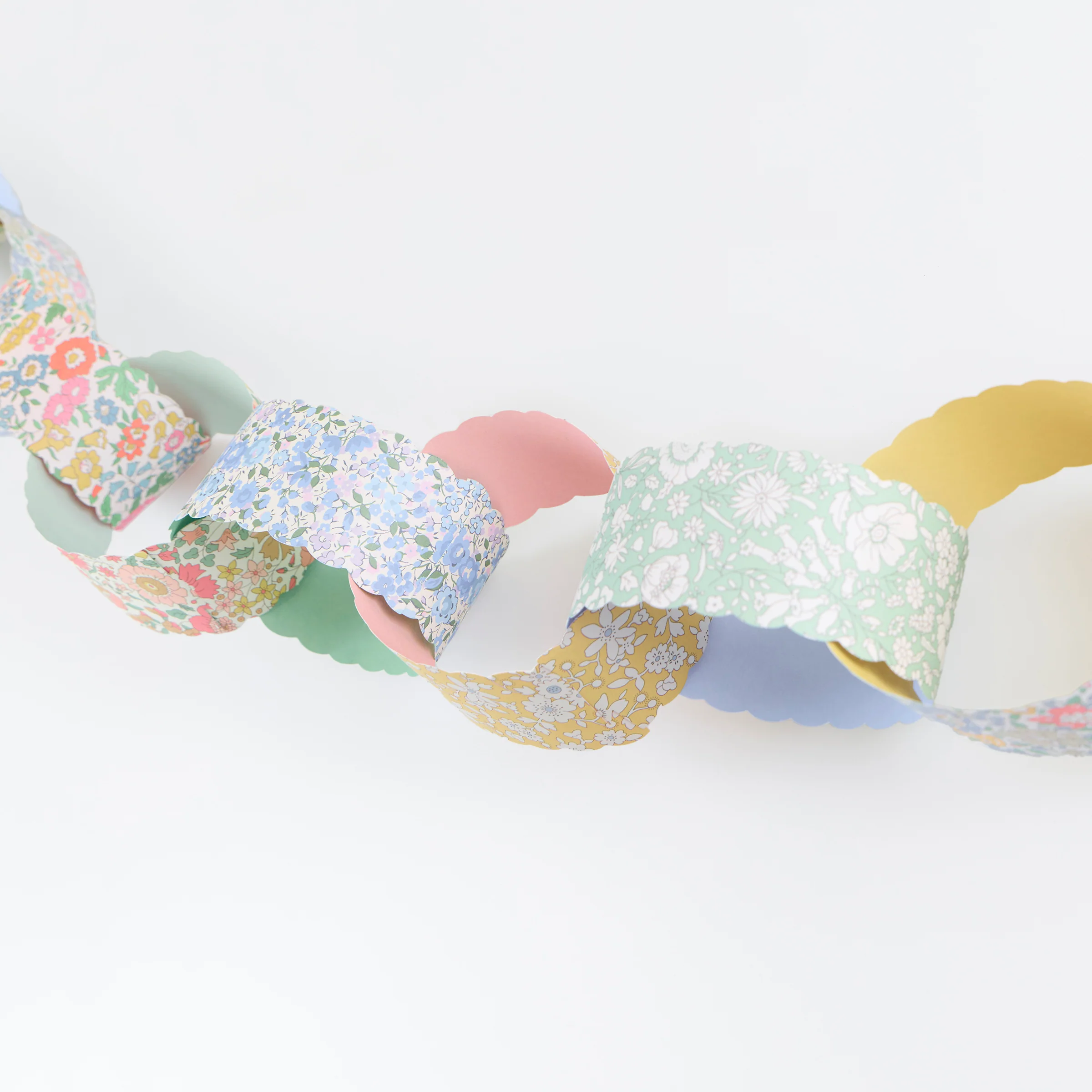 Meri Meri x Liberty Scalloped Paper Chains Set - Image 3